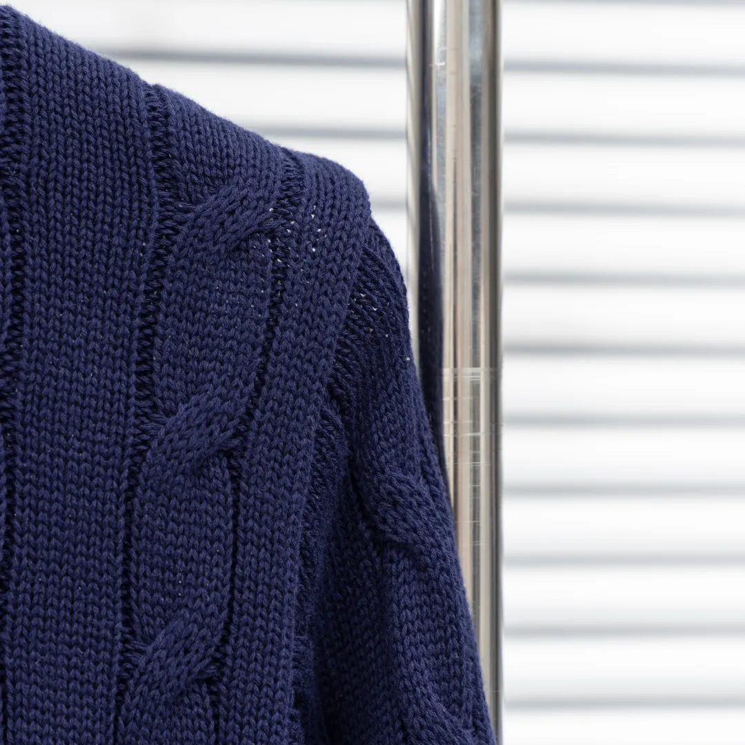 P320 top version (different currencies). You can scan the code to enter the official website. Style: Ralph Lauren POLO Ralph Lauren small label embroidered knitted old money style zipper cardigan jacket. Color: Picture color. Size: S-XL. Fabric: pure cotton. Accessories: full set of customized accessories. No gender distinction. Same style for men and women.